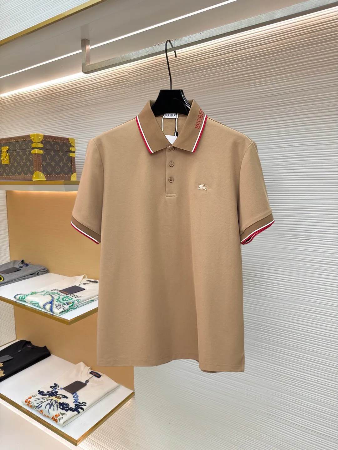 Burberry New Arrival Polo shirt, complete with three labels, original fabric, original customized accessories, official Same Style, made of 210g pure cotton pique fabric, customized same-tank dyed fabric, very comfortable and smooth to the touch, very wide and stylish, produced by the first-line brand Factory, imported Behringer embroidery machine, embroidery is full and textured, the collar rib is woven with imported yarn, does not deform after long-term wear, the most New Arrival style in spring and summer, fashionable and individual Super Versatile and good-looking. It is very suitable for both men and women. It is a must-have for everyone. Size: S-XXL